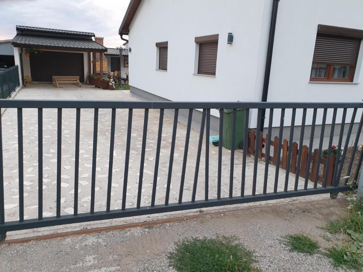 Apartman Filip Udbina 外观 照片